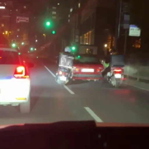 Eyüpsultan’da arızalanan otomobili motokuryeler ayaklarıyla itti
