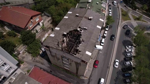 Ey&uuml;psultan&rsquo;da &ccedil;atı tamirinden sonra yangın &ccedil;ıktı, daire kullanılamaz hale geldi
