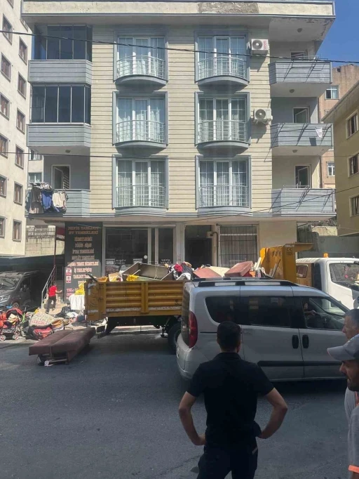 Eyüpsultan’da çöp ev bina sakinlerini çileden çıkardı
