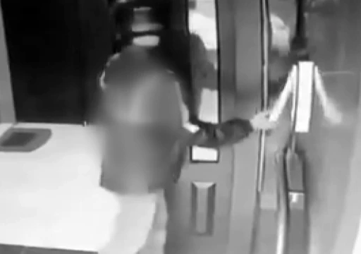 Eyüpsultan’da görüntülü diyafon hırsızlığı kamerada
