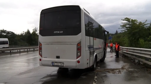 Ey&uuml;psultan&rsquo;da kontrolden &ccedil;ıkan servis aracı kaza yaptı: 3 yaralı
