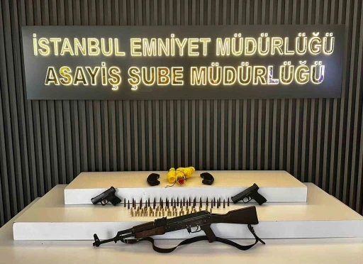 Ey&uuml;psultan&rsquo;da polisin durdurduğu motosikletten t&uuml;fek ve el yapımı bomba &ccedil;ıktı: 7 g&ouml;zaltı
