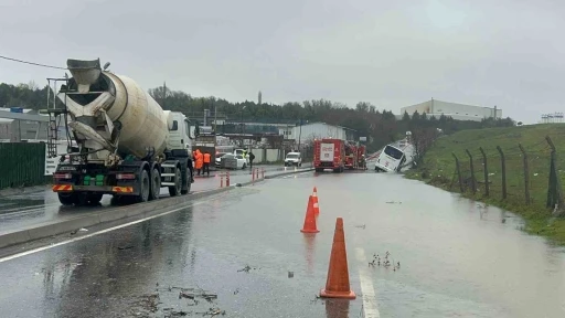 Ey&uuml;psultan&rsquo;da servis aracı su dolu kanalda yan yattı
