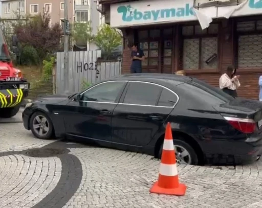 Ey&uuml;psultan&rsquo;da seyir halinde otomobil &ccedil;&ouml;ken yola d&uuml;şt&uuml;

