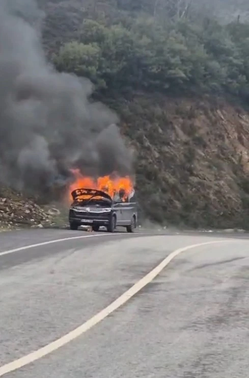 Ey&uuml;psultan&rsquo;da seyir halindeki ara&ccedil; alevlere teslim oldu
