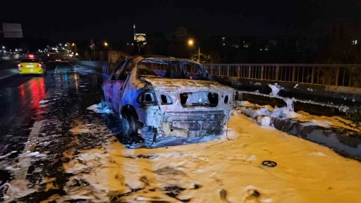 Ey&uuml;psultan&rsquo;da seyir halindeki otomobil alevlere teslim oldu
