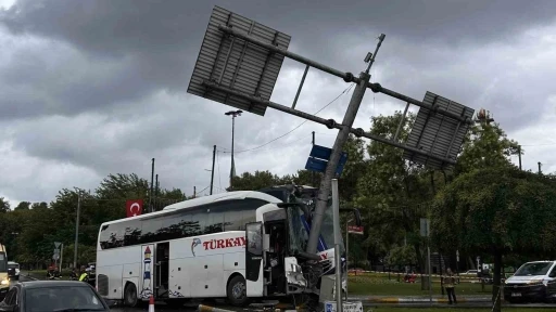 Ey&uuml;psultan&rsquo;da yolcu otob&uuml;s&uuml; &ouml;nce otomobile sonra levhaya &ccedil;arptı: 30 yaralı
