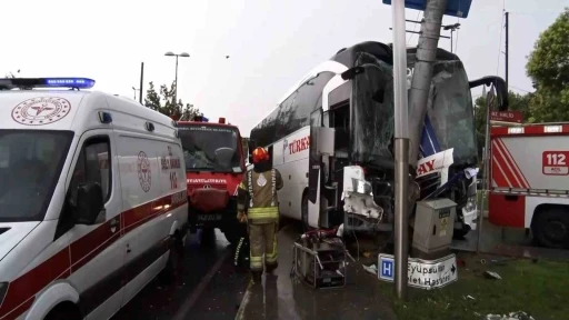 Ey&uuml;psultan, Feshane&rsquo;de yolcu otob&uuml;s&uuml; ve otomobilin karıştığı kazada yaralılar var.
