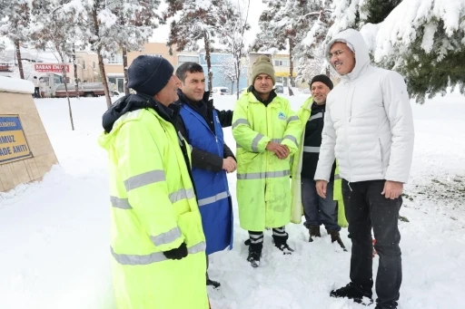 Eyy&uuml;biye Belediyesi ekiplerinden kar mesaisi
