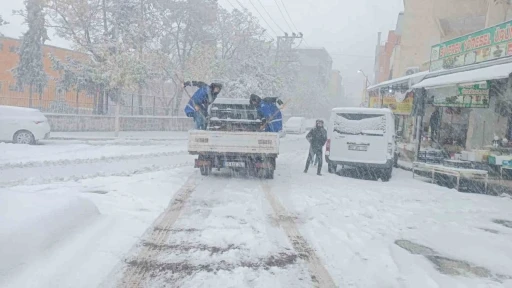 Eyy&uuml;biye Belediyesi ekiplerinin karla m&uuml;cadelesi s&uuml;r&uuml;yor
