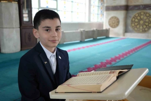 Ezanıyla y&uuml;rekleri mest eden &ouml;ğrenci bu kez Kur&rsquo;an-ı Kerim tilavetinde zirvede
