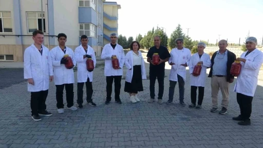 Fabrika gibi okul: Malatya’da öğrenciler domates yetiştirip salça üretiyor
