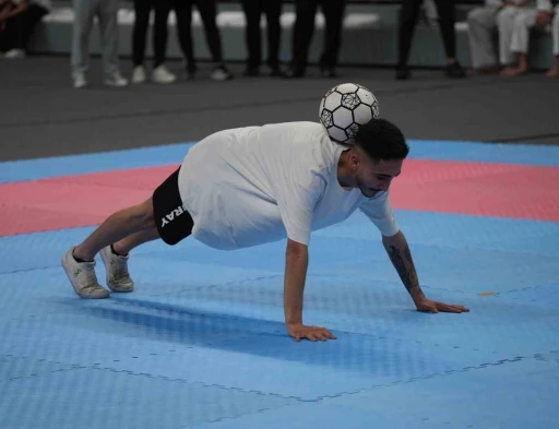 Fabrika iş&ccedil;isinin futbol yeteneği: Dakikalarca topu yere d&uuml;ş&uuml;rmeden şov yaptı
