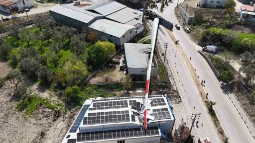 Fabrika üstüne yıkılan rüzgar gülü kanadı dronla görüntülendi
