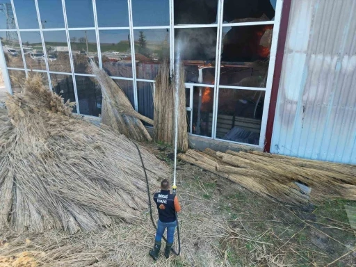 Fabrika yangınında duman ve alevler metrelerce y&uuml;kseğe &ccedil;ıktı
