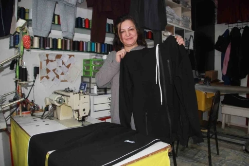 Fabrikaların atık kumaşlarını satın alıp, 20 dakikada kıyafet &uuml;retiyor
