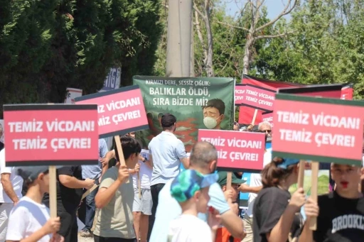 Fabrikaların dereye bıraktığı atıklara tepki için yürüdüler
