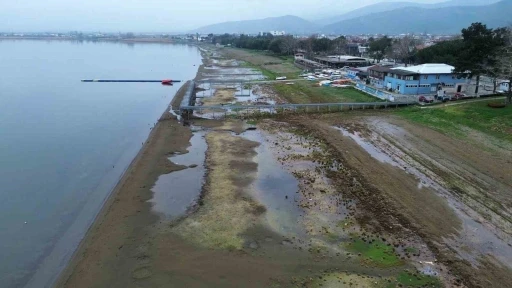 Fabrikaların tonlarca su &ccedil;ektiği İznik G&ouml;l&uuml; 200 metre &ccedil;ekildi
