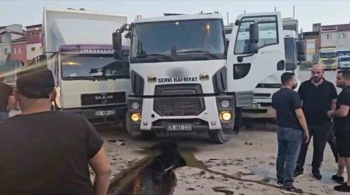 Facianın eşiğinden d&ouml;n&uuml;ld&uuml;: Freni boşalan kamyon 2 kamyona &ccedil;arptı, parka metreler kala durdu
