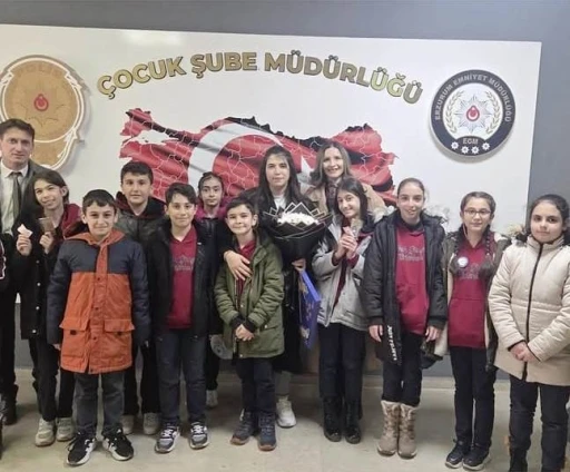 Faik G&uuml;ng&ouml;r Ortaokulu&rsquo;ndan polis haftası ziyareti
