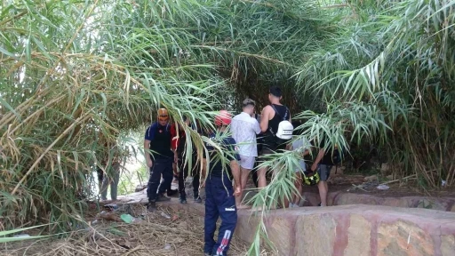 Falezlerden deniz kenarına inip mahsur kalan 3 turist kurtarıldı
