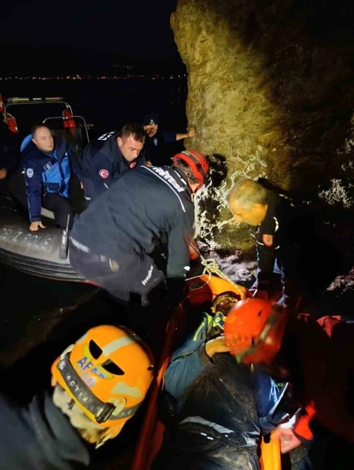 Falezlerden düşen şahıs AFAD ve itfaiye tarafından kurtarıldı
