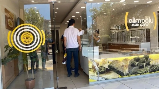 Fare görüntüleri ile gündeme gelen baklavacının ürünlerine el konuldu
