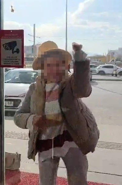 Fark &uuml;creti vermek istemeyen kadın eczaneye taşla saldırdı, kapıları tekmeledi

