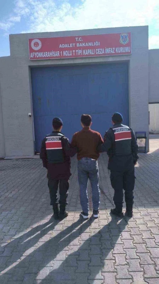 Farklı su&ccedil;lardan 21 yıl hapis cezasıyla aranan şahıs yakalandı
