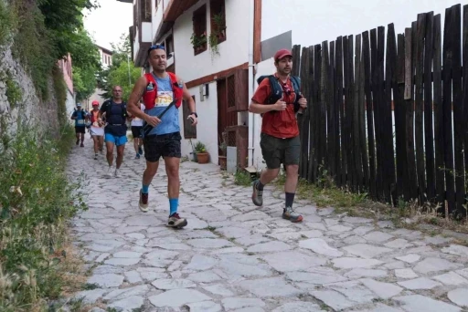 Farklı &uuml;lkelerden sporcular Safranbolu&rsquo;nun tarihi sokaklarında yarışıyor
