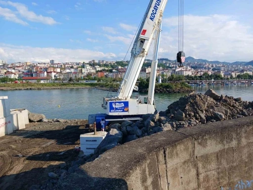Faroz Limanı&rsquo;nı dev dalgalardan korumak i&ccedil;in 21 tonluk beton blokların dizilmesine başlandı
