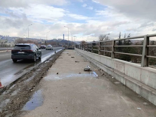 Fatih K&ouml;pr&uuml;s&uuml;&rsquo;ndeki a&ccedil;ık inşaat alanı, ana arterdeki trafiği tehlikeye sokuyor
