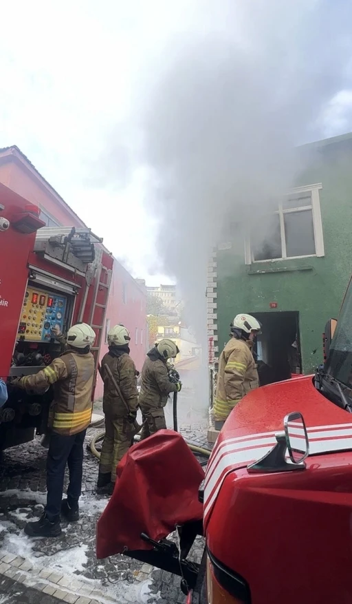 Fatih’te 2 katlı binada yangın paniği
