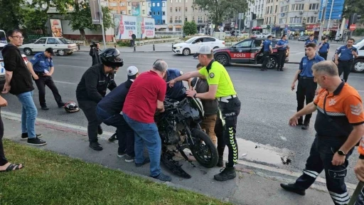 Fatih&rsquo;te 3 motosiklet birbirine girdi: 1&rsquo;i ağır 5 yaralı
