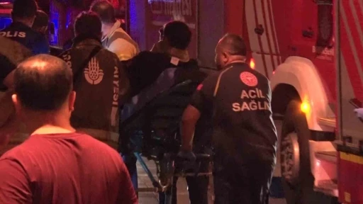 Fatih&rsquo;te 4 katlı binada &ccedil;ıkan yangında bir itfaiye eri yaralandı
