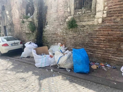 Fatih’te Acımusluk Sokağı Sarnıcı hurda ve kağıt deposu olarak kullanılıyor
