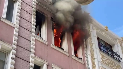 Fatih’te apartta çıkan yangında 2 kişi kurtarıldı
