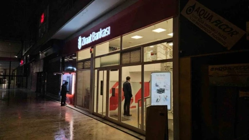 Fatih&rsquo;te banka soygunu: Ka&ccedil;arken &ccedil;aldığı parayı d&uuml;ş&uuml;rd&uuml;
