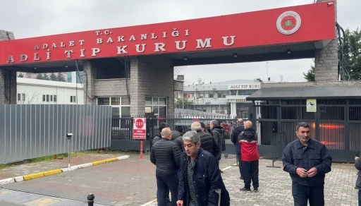 Fatih&rsquo;te &ccedil;&ouml;ken binada hayatını kaybeden yaşlı kadının cenazesi Adli Tıp Kurumundan alındı
