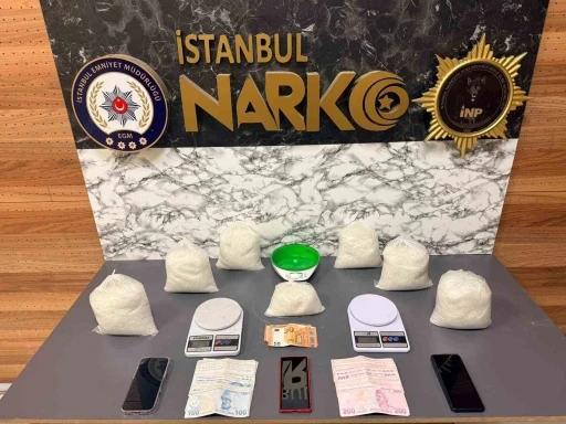 Fatih&rsquo;te d&uuml;zenlenen operasyonda 6 kilo 550 gram uyuşturucu madde ele ge&ccedil;irildi, 2 g&ouml;zaltı
