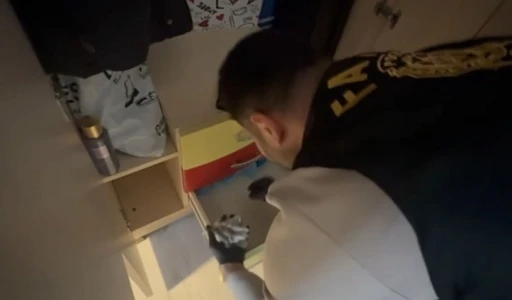 Fatih&rsquo;te g&uuml;nd&uuml;z vakti bir eve ateş a&ccedil;ıldı: Uyuşturucu ve silahla yakalanan şahıs tutuklandı
