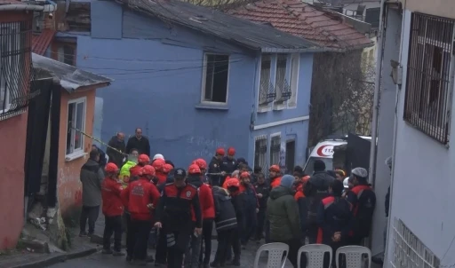 Fatih&rsquo;te iki binanın &ccedil;&ouml;kt&uuml;ğ&uuml; mahallenin sakinleri konuştu: "Patlamayı duyduk, bomba zannettim"
