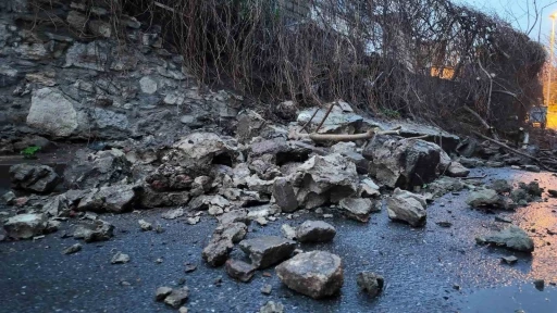 Fatih&rsquo;te istinat duvarı &ccedil;&ouml;kt&uuml;
