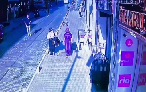 Fatih&rsquo;te kadın turistlerin c&uuml;zdanını &ccedil;aldılar: &Ccedil;ocuk ş&uuml;phelilerin su&ccedil; dosyası kabarık &ccedil;ıktı
