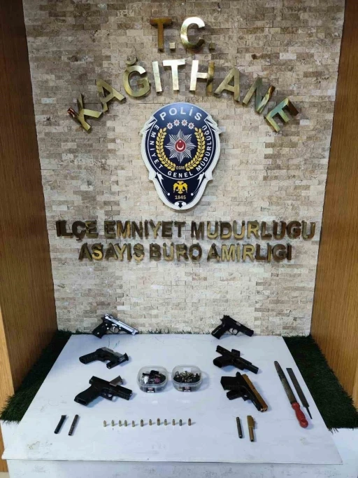 Fatih’te kuru sıkı tabancaları gerçeğe dönüştüren şüphelilere operasyon: 2 gözaltı
