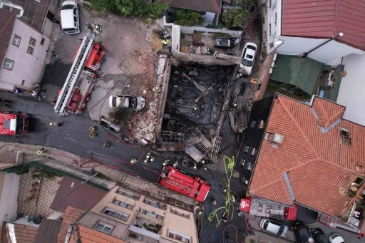 Fatih&rsquo;te motosiklet tamirhanesinde yangın: İş yeri ve ara&ccedil;lar k&uuml;le d&ouml;nd&uuml;
