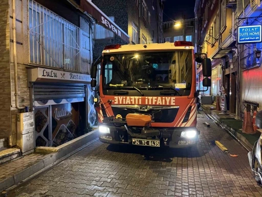 Fatih&rsquo;te otoparkta &ccedil;ıkan yangın binaya sı&ccedil;radı: O anlar kamerada
