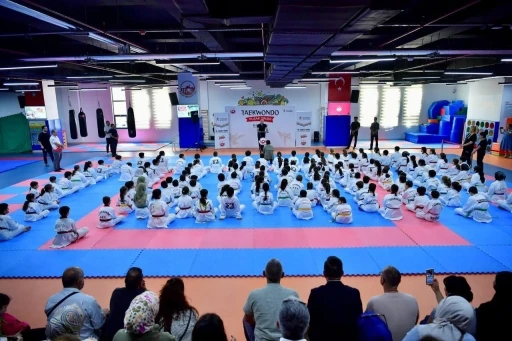 Fatih’te tekvando gösterisi: 150 lisanslı sporcu yeteneklerini sergiledi
