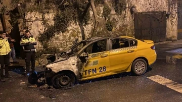 Fatih’te ticari taksi alev alev yandı

