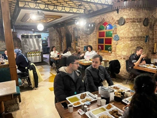 Fatih&rsquo;te &uuml;niversite &ouml;ğrencileri iftarda buluştu
